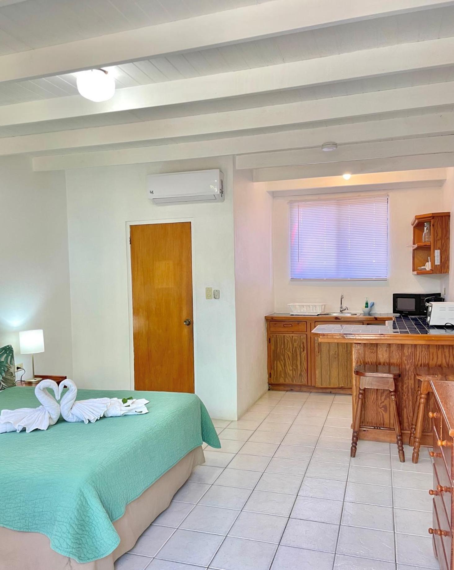 Bananaquit Tobago -Stay Near The Beach Crown Point Ngoại thất bức ảnh