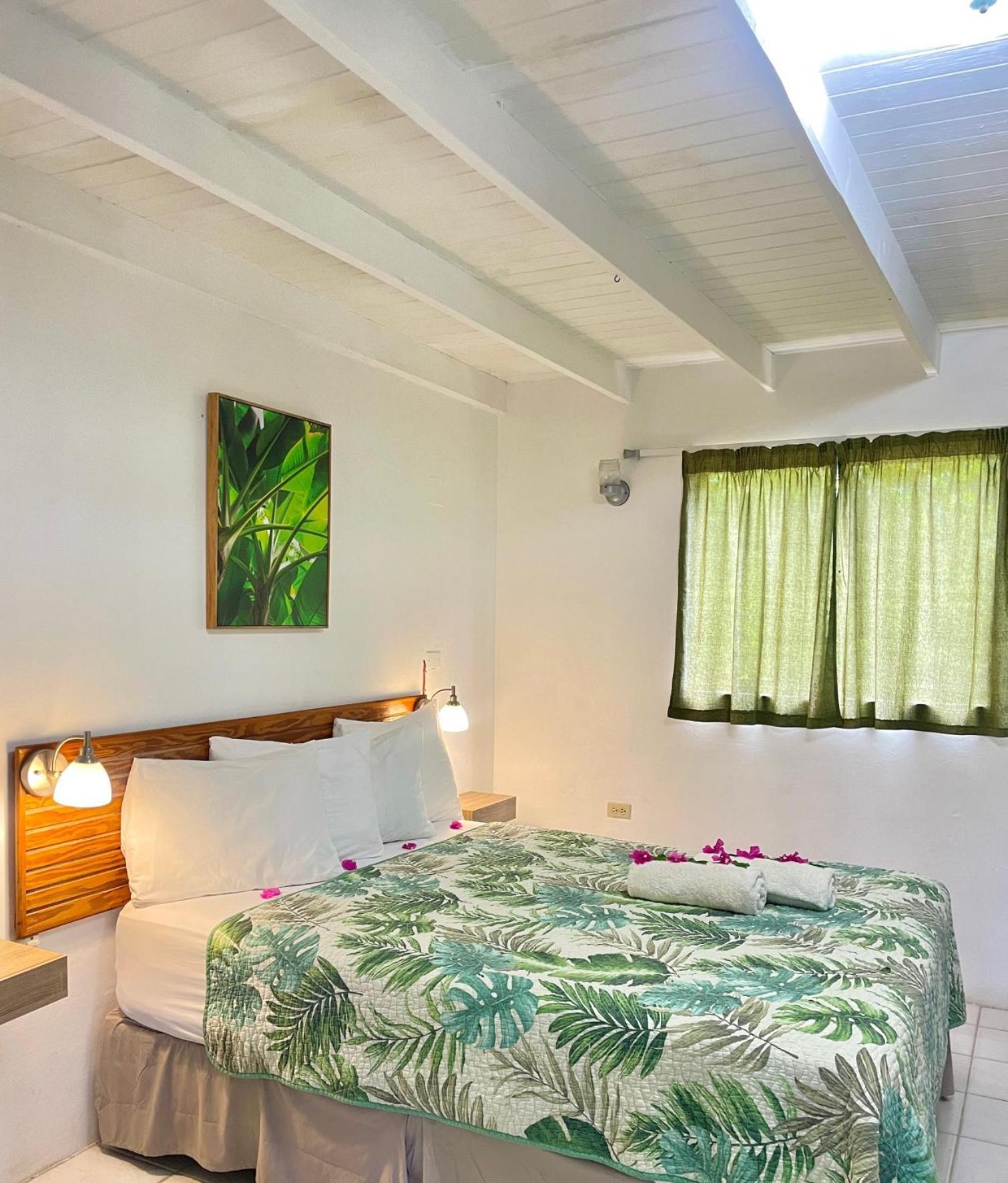 Bananaquit Tobago -Stay Near The Beach Crown Point Ngoại thất bức ảnh