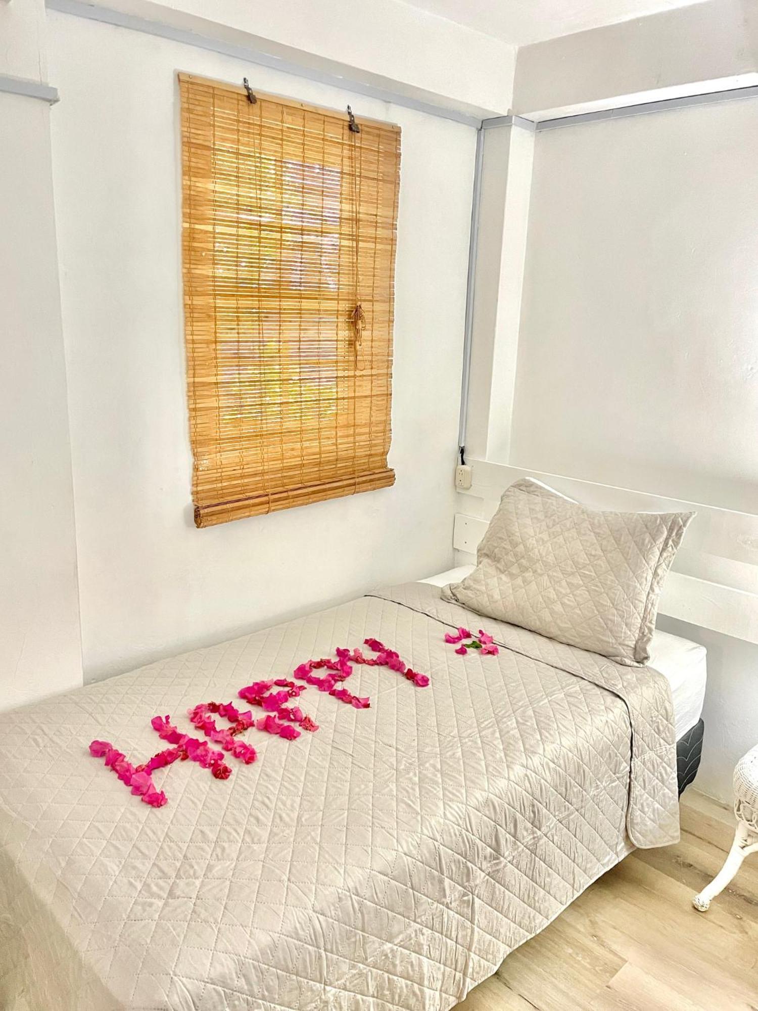 Bananaquit Tobago -Stay Near The Beach Crown Point Ngoại thất bức ảnh