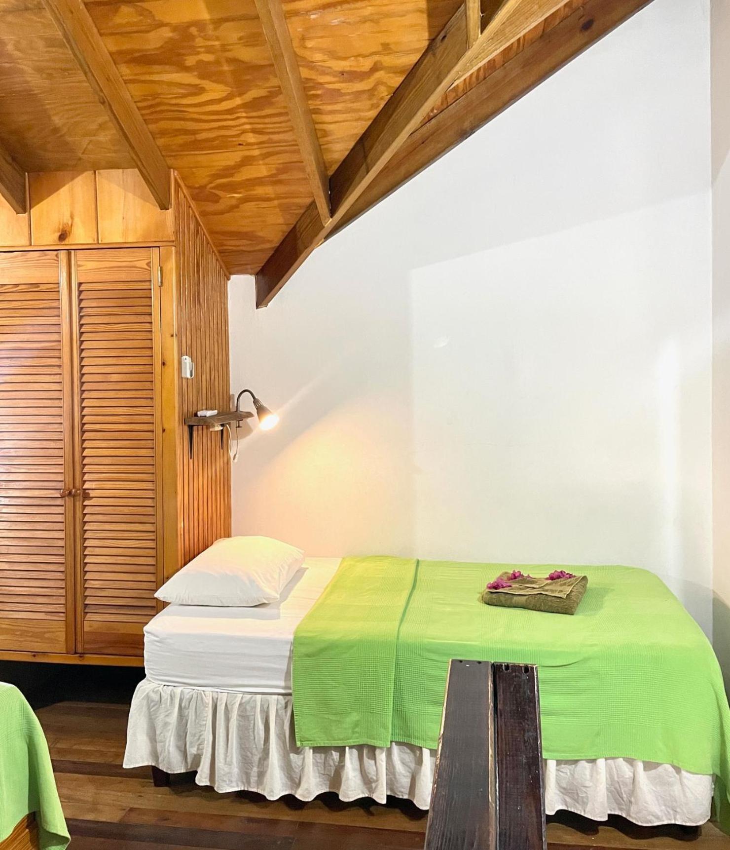 Bananaquit Tobago -Stay Near The Beach Crown Point Ngoại thất bức ảnh