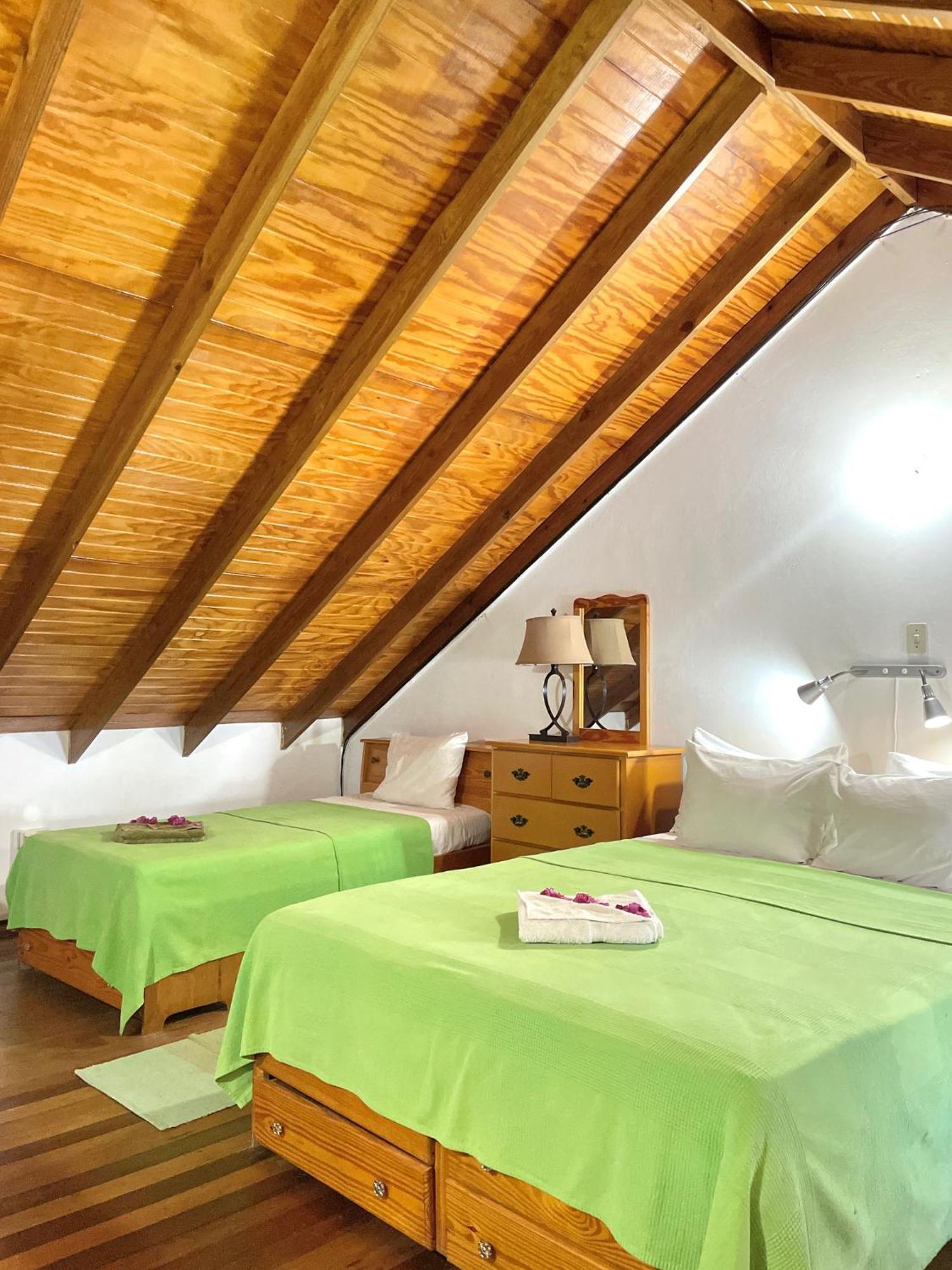 Bananaquit Tobago -Stay Near The Beach Crown Point Ngoại thất bức ảnh