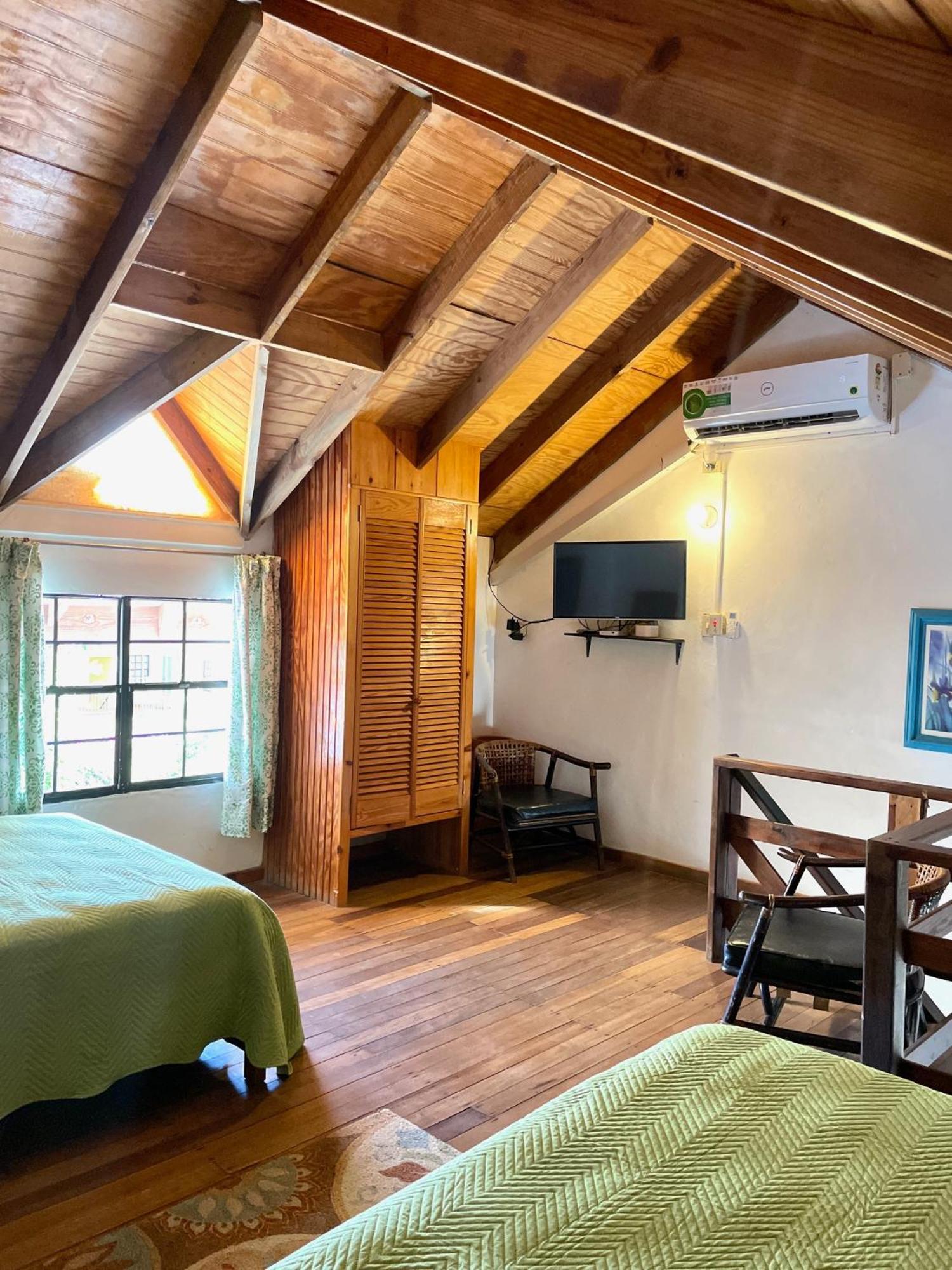 Bananaquit Tobago -Stay Near The Beach Crown Point Ngoại thất bức ảnh