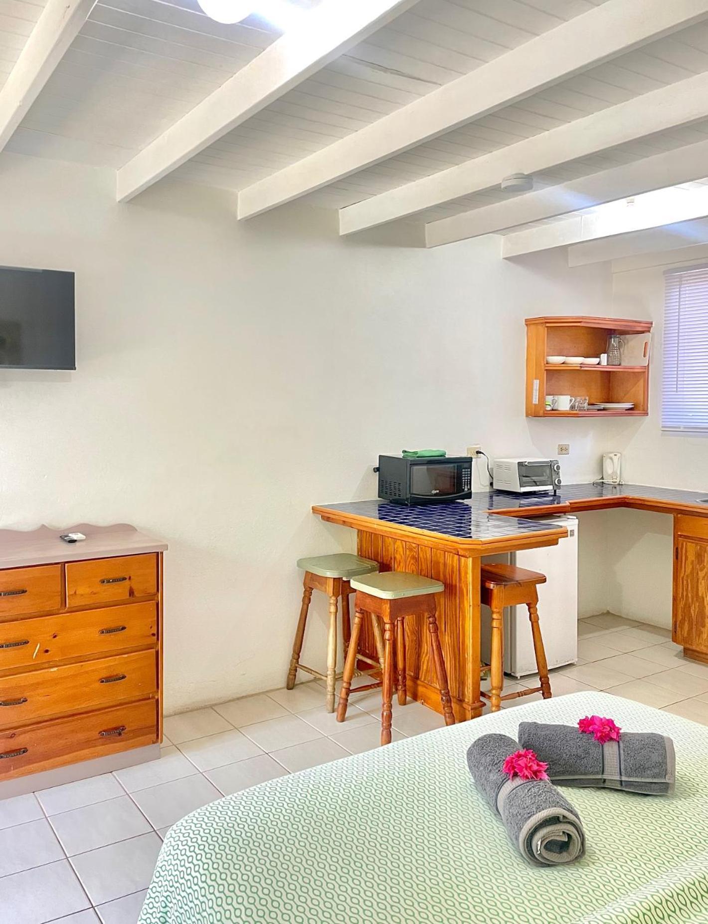 Bananaquit Tobago -Stay Near The Beach Crown Point Ngoại thất bức ảnh