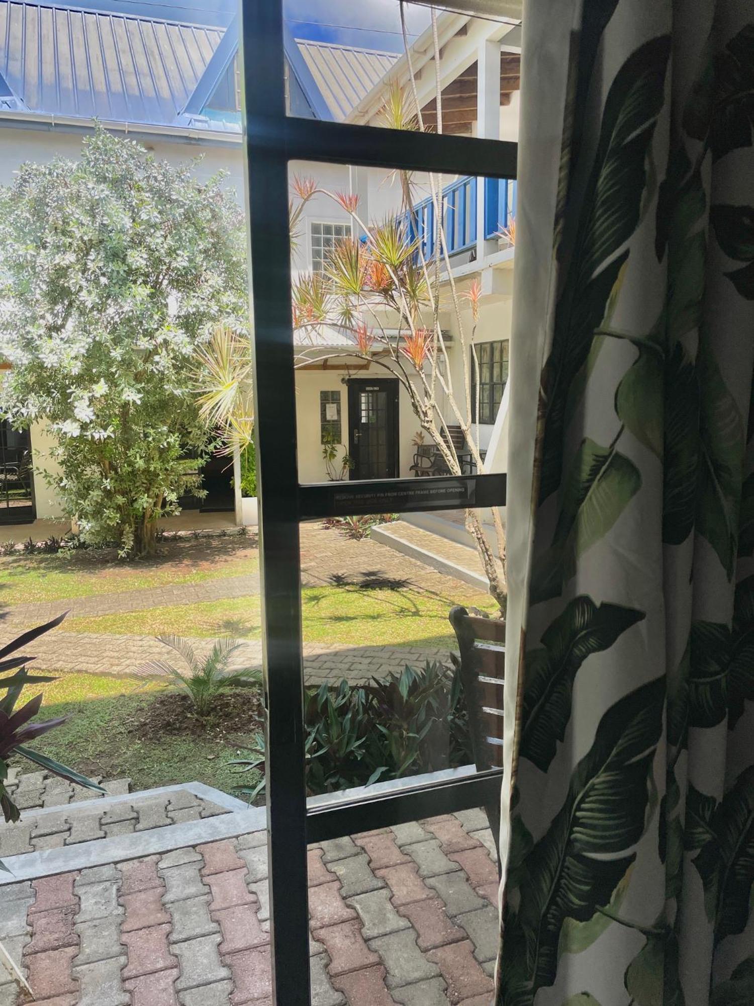 Bananaquit Tobago -Stay Near The Beach Crown Point Ngoại thất bức ảnh