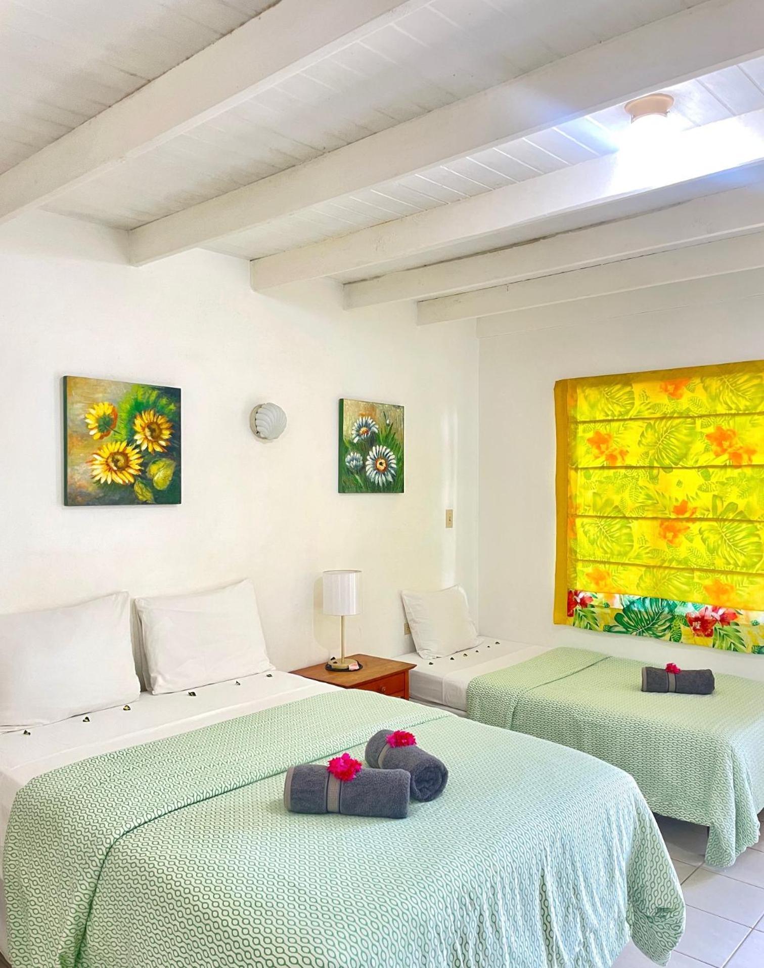 Bananaquit Tobago -Stay Near The Beach Crown Point Ngoại thất bức ảnh