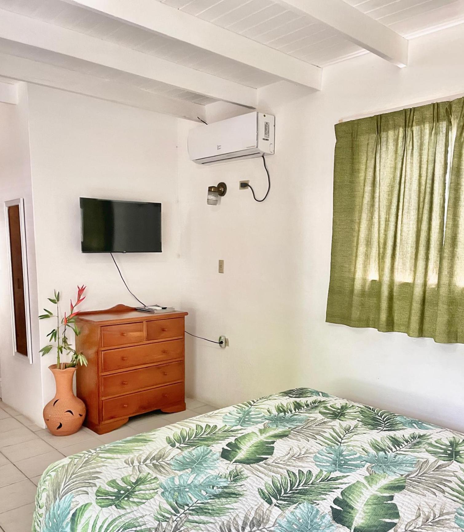 Bananaquit Tobago -Stay Near The Beach Crown Point Ngoại thất bức ảnh